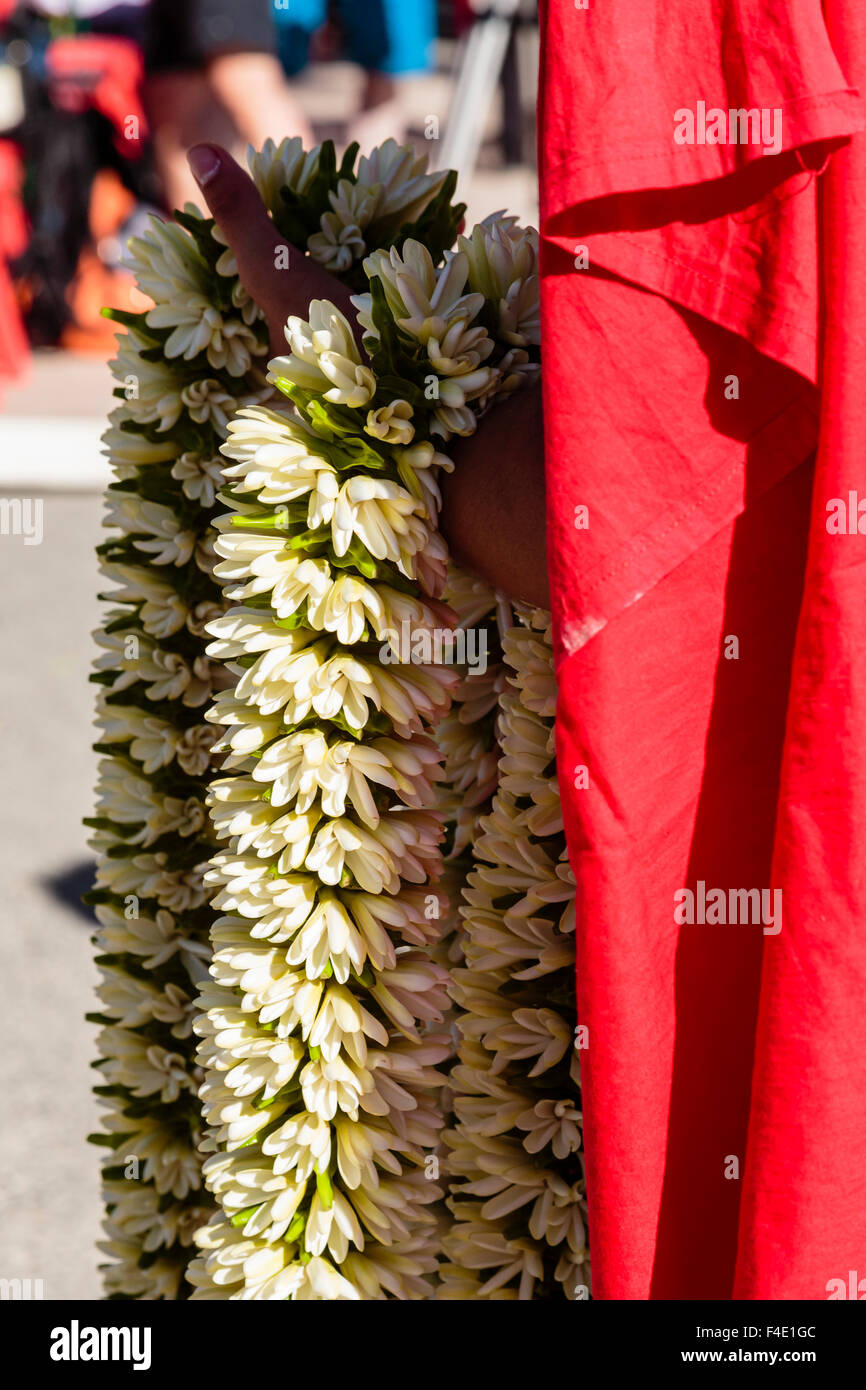 Oceano Pacifico, Polinesia francese Isole della Società, Huahine. Close-up shot di donna azienda tradizionale lei polinesiana, localmente denominata hei, fatta di Tahitian gardenie. Foto Stock