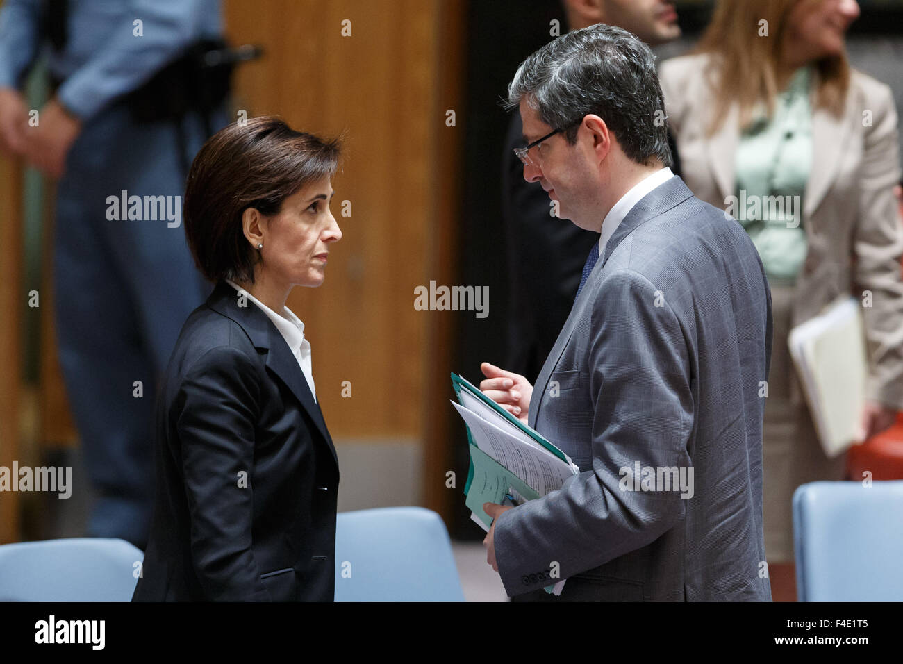 New York, Stati Uniti d'America. 16 ottobre, 2015. Francois Delattre (R), il rappresentante permanente della Francia presso le Nazioni Unite, colloqui con Dina Kawar, la Giordania la rappresentante permanente presso le Nazioni Unite, dopo un Consiglio di sicurezza riunione di emergenza su escalation delle tensioni in Israele e Palestina e presso la sede delle Nazioni Unite a New York, 16 ottobre 2015. Cina esorta sia la Palestina e Israele a dar prova della massima moderazione e a prendere misure concrete per evitare ulteriore escalation del conflitto, detto un inviato speciale cinese qui venerdì. Credito: Xinhua/Alamy Live News Foto Stock