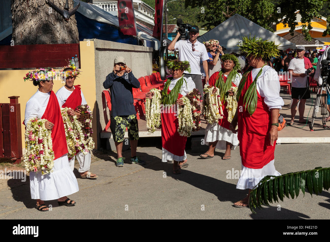 Oceano Pacifico, Polinesia francese Isole della Società, Huahine, tariffa. I locali si sono riuniti in abito tradizionale azienda ilo per agli spettatori del festival. Foto Stock