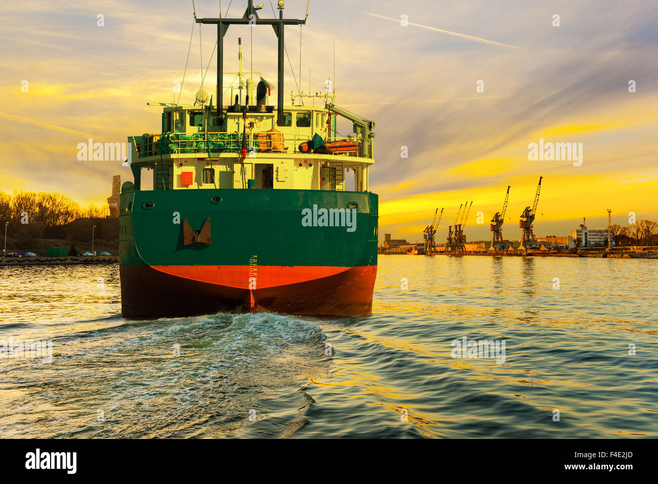 Nave da carico al tramonto prossimi al porto. Foto Stock