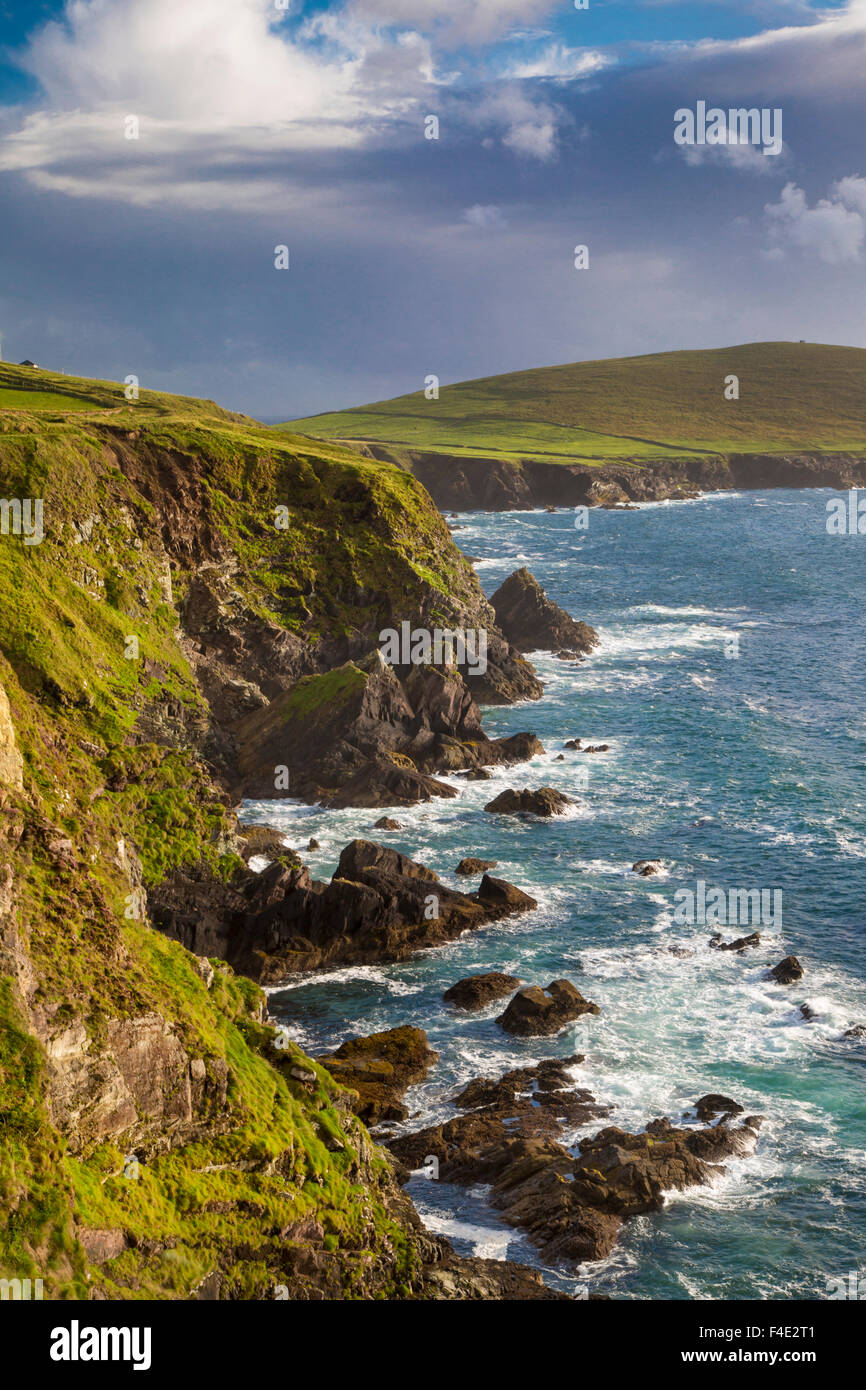 Costa rocciosa della penisola di Dingle vicino a Dunquin, nella contea di Kerry, Repubblica di Irlanda Foto Stock