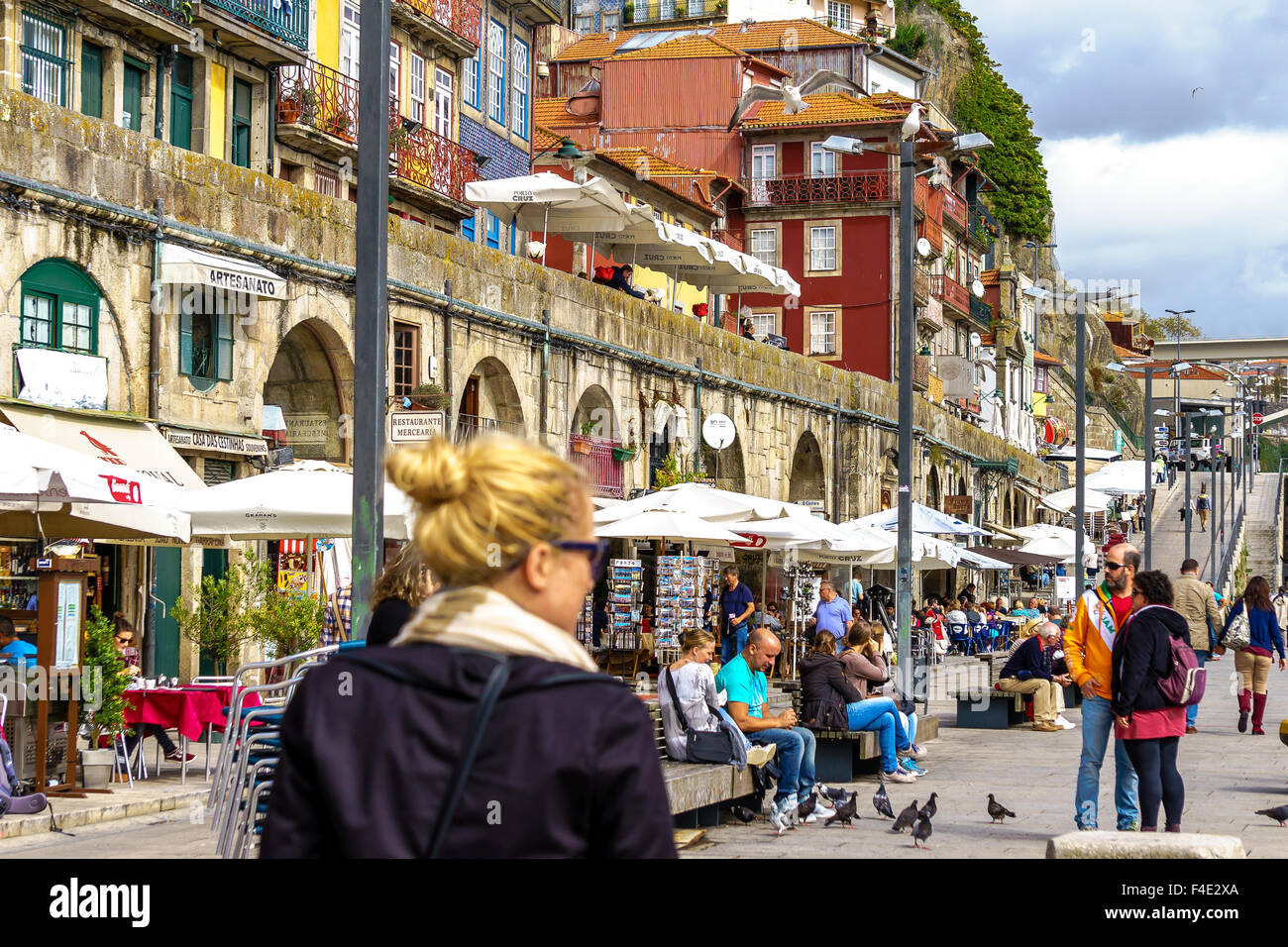 Camminare in modo informale e candidamente giù sul fronte fiume di Porto dell'area del centro citta'. Settembre, 2015. Porto, Portogallo. Foto Stock