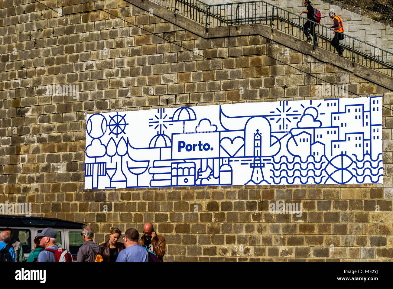 Iconico Porto segno è appeso sopra i turisti e la gente del posto nel porto dell'area del centro citta'. Settembre, 2015. Porto, Portogallo. Foto Stock
