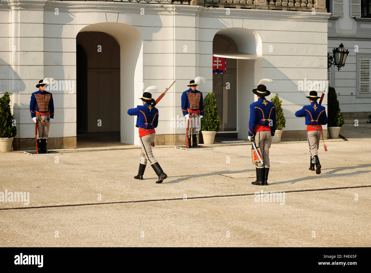 La Slovacchia, Bratislava. Modificare le protezioni di fronte al Palazzo Presidenziale. Foto Stock