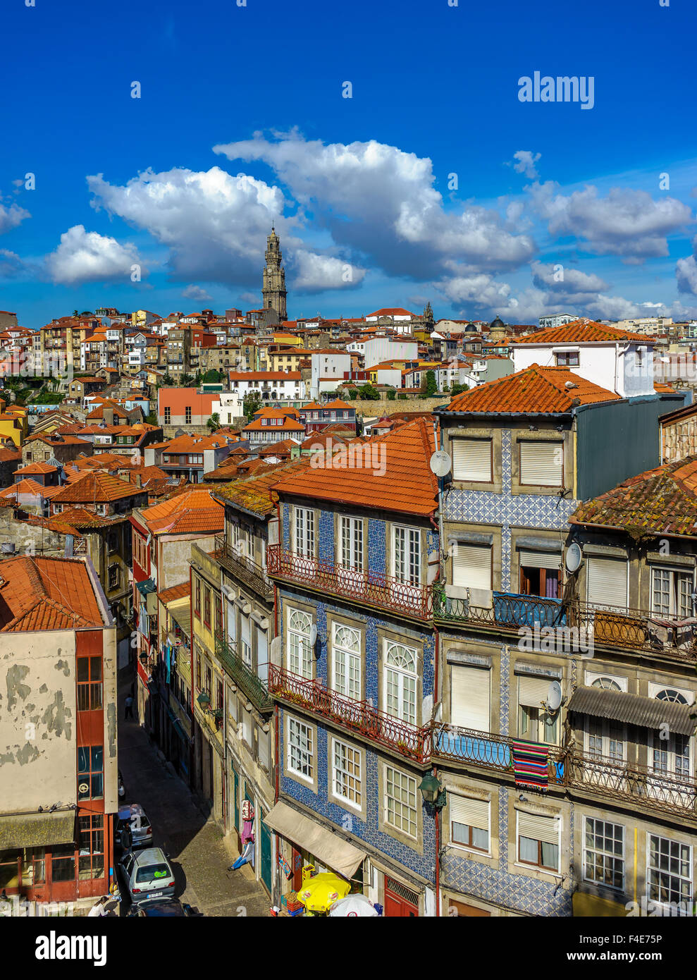 Case e tetti della città vecchia di Porto. Settembre, 2015. Porto, Portogallo. Foto Stock