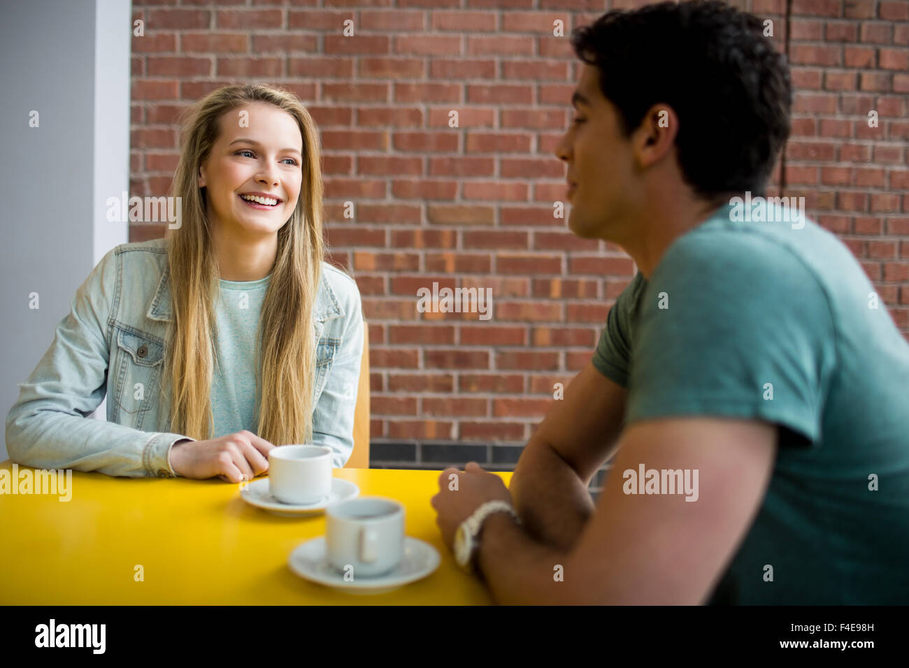Gli studenti in chat con il cafe Foto Stock