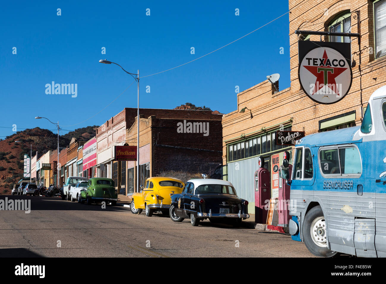 Stati Uniti d'America, Arizona, Lowell. Vintage auto parcheggiate lungo la strada principale della città fantasma di Lowell. Credito come: Wendy Kaveney Jaynes / Galleria / DanitaDelimont.com Foto Stock