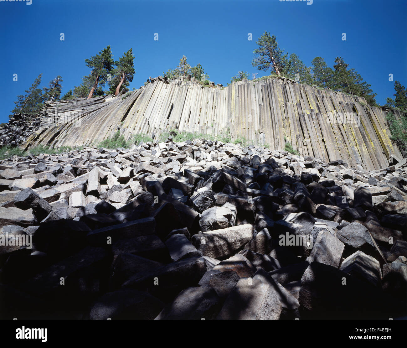 California, Sierra Nevada, Devils Postpile National Monument, basalto formazioni rocciose di Devils Postpile. (Grandi dimensioni formato disponibile) Foto Stock