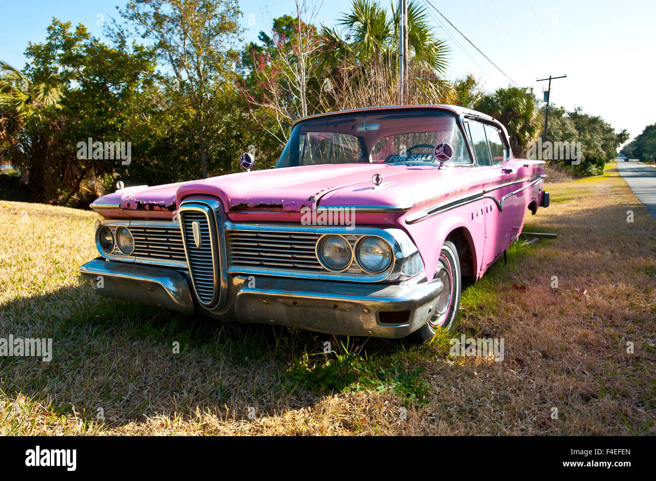 Stati Uniti d'America, Florida, Cedar Key, Rosa Edsel Automobile. Foto Stock