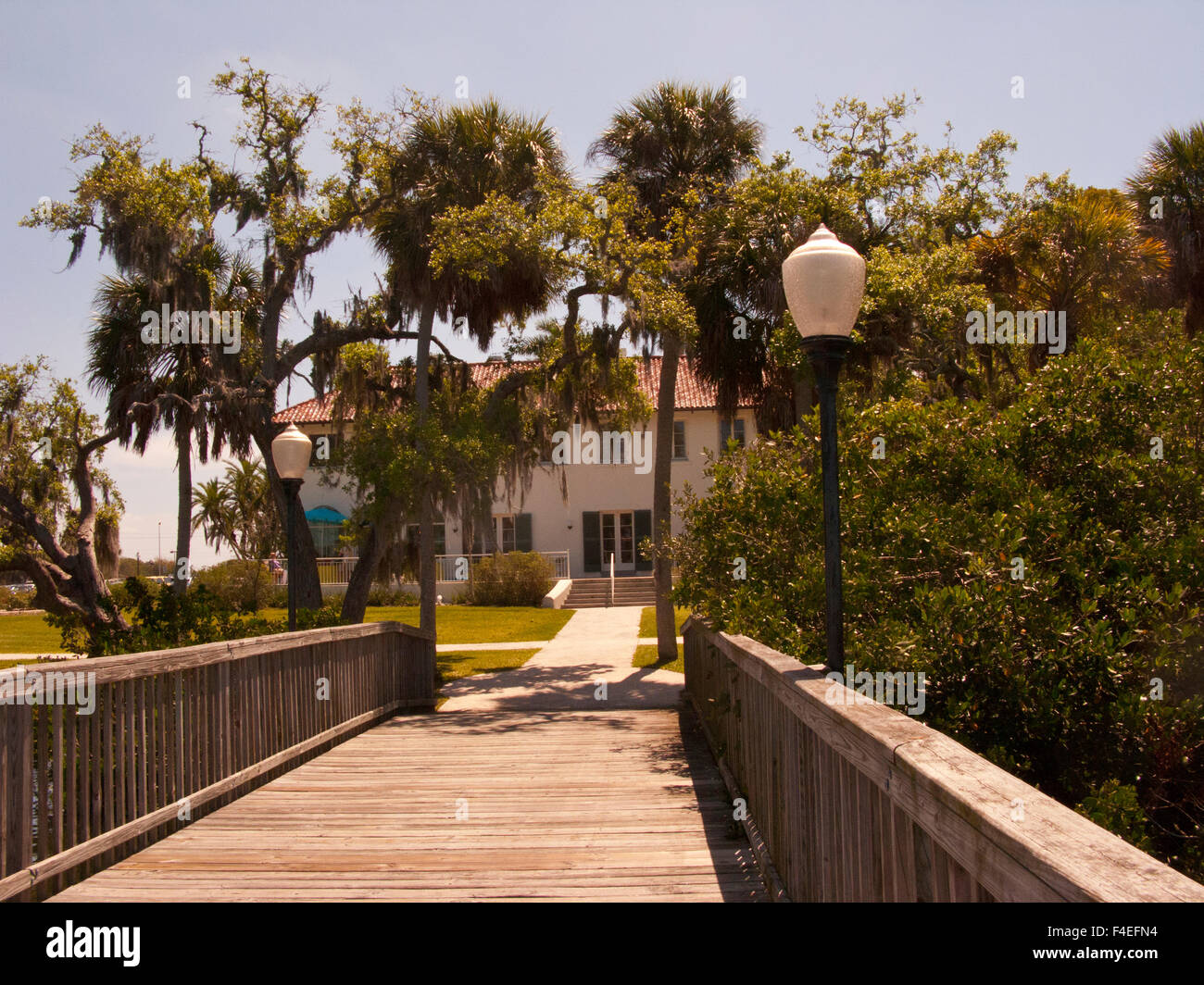 Stati Uniti d'America, Florida, Sarasota, Phillipi parco immobiliare, Edson Keith Mansion Boardwalk su Phillipi Creek. Foto Stock