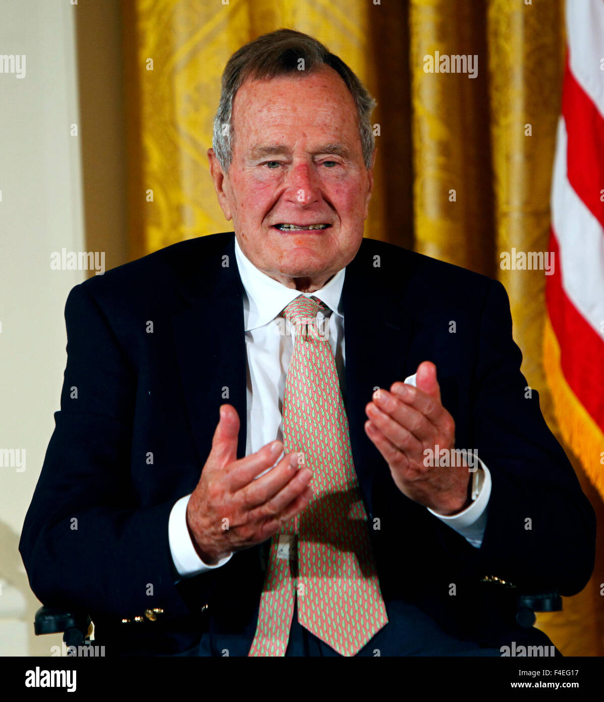 L ex Presidente George H.W. Bush e il Presidente Barack Obama in occasione di una cerimonia che si terrà nella Sala Est della Casa Bianca per presentare i 5.000 'Daily punto di vita" il 15 luglio 2013. Foto Stock