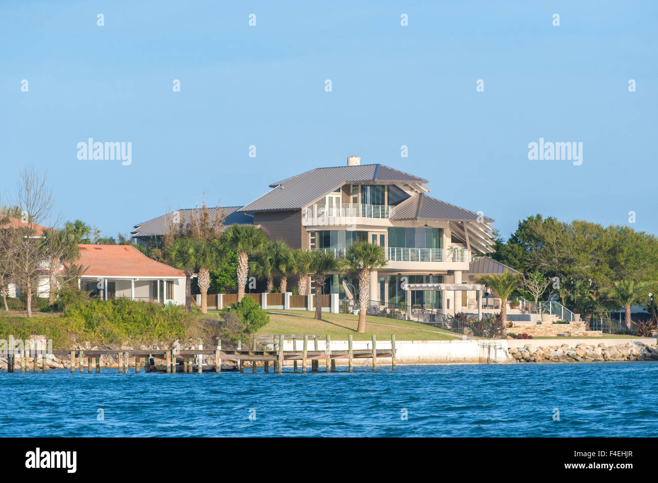 Stati Uniti d'America, Florida, New Smyrna Beach, waterfront home su Atlantic Intracoastal Waterway. Foto Stock