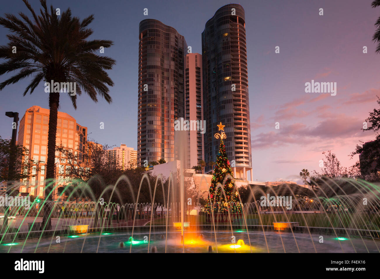 Stati Uniti d'America, Florida, Fort Lauderdale, Las Olas River House edificio di condomini, Las Olas Riverwalk Area, con parco Bubier Fontana, serata. Foto Stock