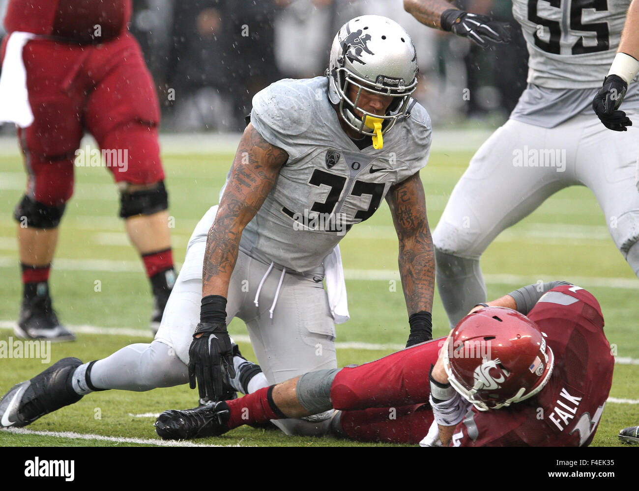 Autzen Stadium, Eugene, OR, Stati Uniti d'America. 10 ottobre, 2015. Oregon Ducks linebacker Tyson Coleman (33) riceve la seconda delle tre Oregon quarterback sacchi in una riga nel terzo trimestre su Washington State Cougars quarterback Luca Falk (4) durante il NCAA Football gioco tra le anatre e il Washington State Cougars a Autzen Stadium, Eugene, o. Larry C. Lawson/CSM/Alamy Live News Foto Stock