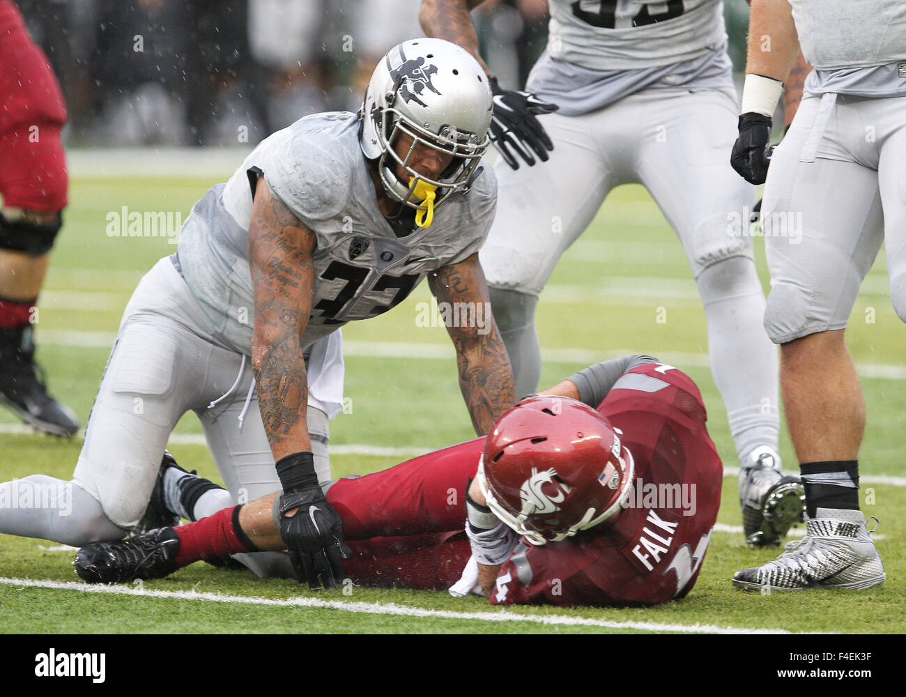 Autzen Stadium, Eugene, OR, Stati Uniti d'America. 10 ottobre, 2015. Oregon Ducks linebacker Tyson Coleman (33) riceve la seconda delle tre Oregon quarterback sacchi in una riga nel terzo trimestre su Washington State Cougars quarterback Luca Falk (4) durante il NCAA Football gioco tra le anatre e il Washington State Cougars a Autzen Stadium, Eugene, o. Larry C. Lawson/CSM/Alamy Live News Foto Stock