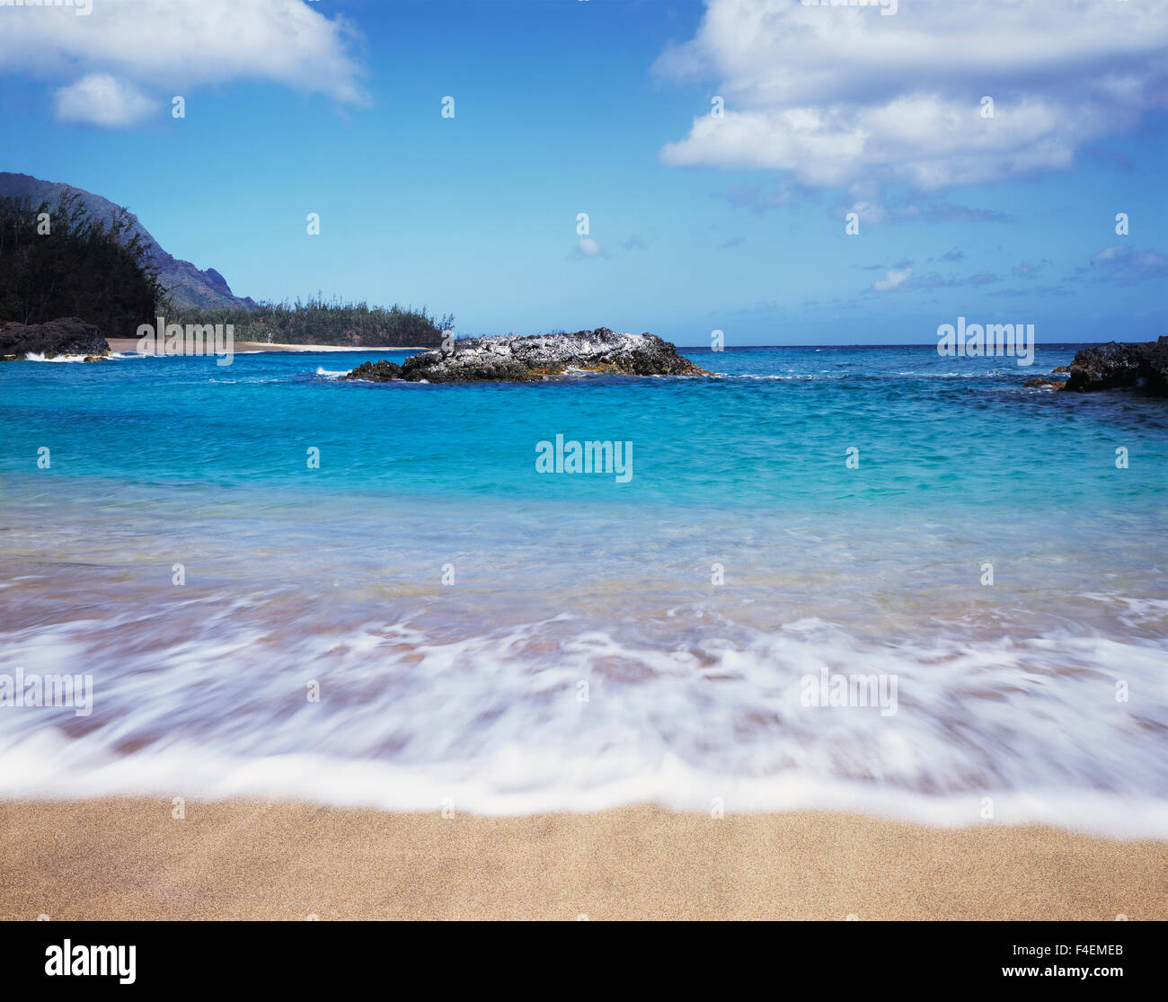 Hawaii, Kauai, un'onda dall'Oceano Pacifico schizzi Lumaha io Beach. (Grandi dimensioni formato disponibile) Foto Stock