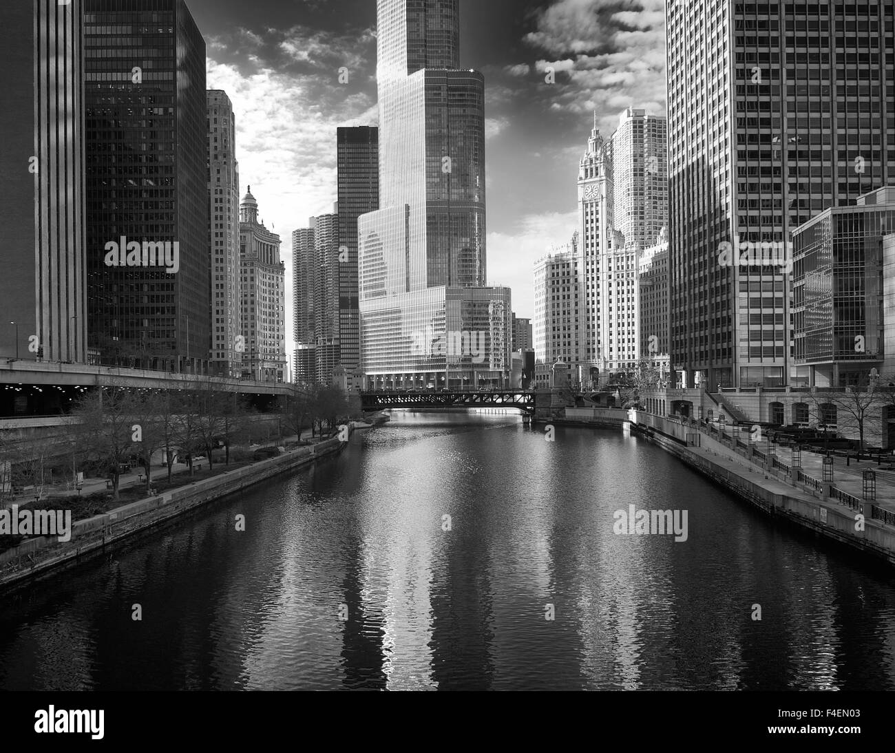 Stati Uniti d'America, Illinois, Chicago. Ponte sul fiume con Trump Tower e Chicago Tribune Building in background. Foto Stock
