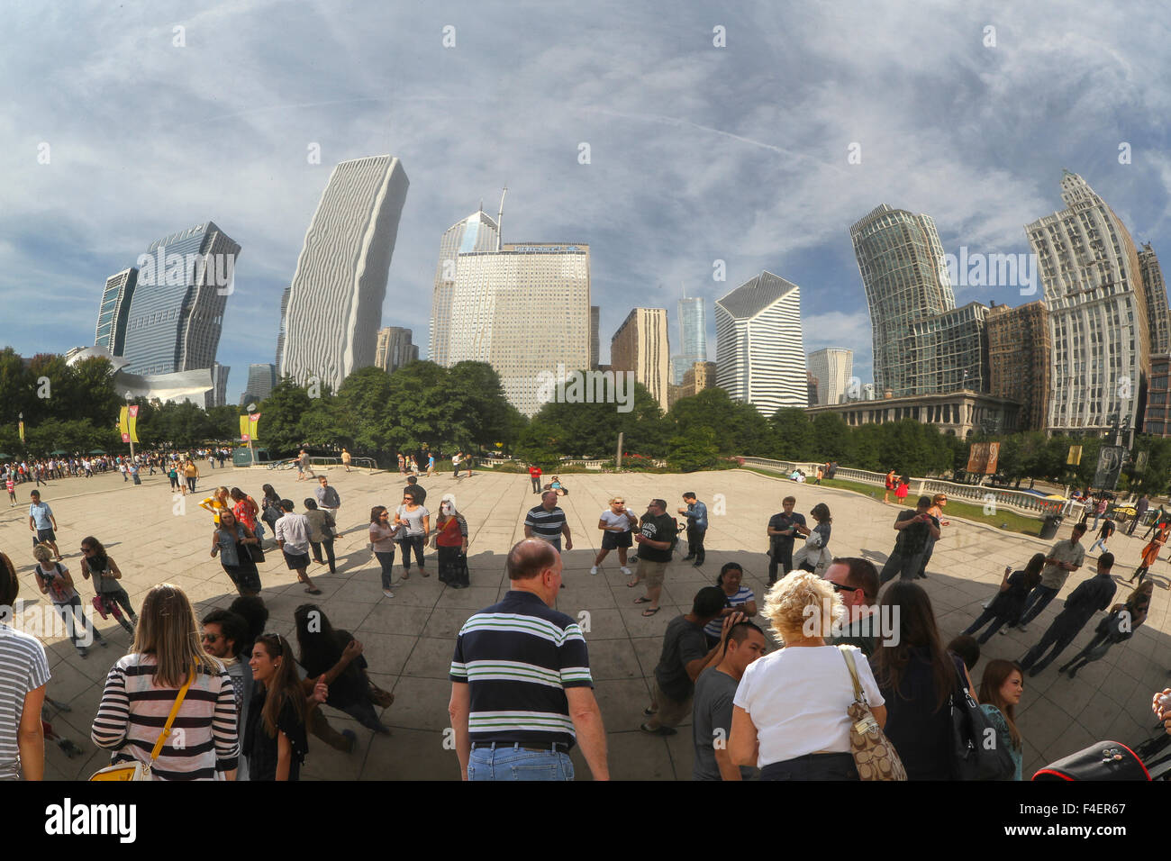 I riflessi della skyline e persone raccolte intorno al Cloud Gate, la scultura noto come 'Il fagiolo,' a Chicago, Illinois, Stati Uniti (utilizzo editoriale Solo) Foto Stock