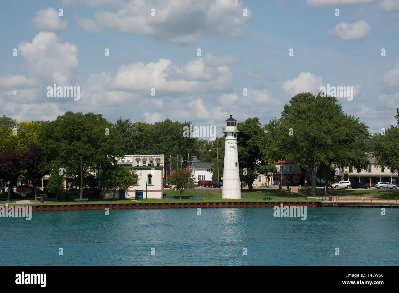 Michigan, St. Clair River. Scenic canale di spedizione. Confine internazionale tra gli Stati Uniti e il Canada. Marine City faro. Foto Stock