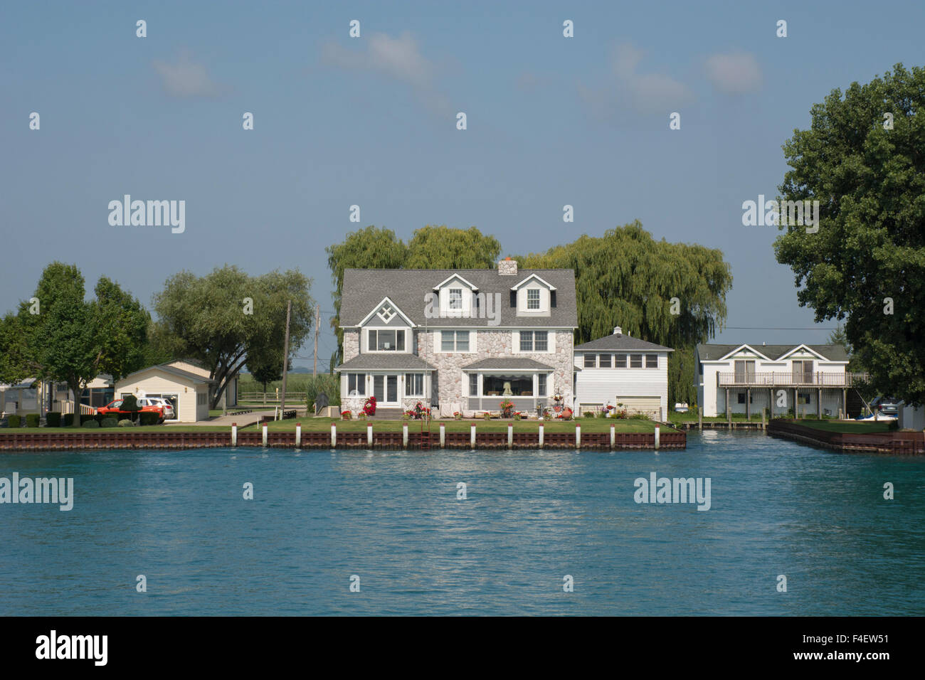 Michigan, St. Clair River. Scenic canale di spedizione. Confine internazionale tra gli Stati Uniti e il Canada. Viste lungo St. Clair River. Foto Stock
