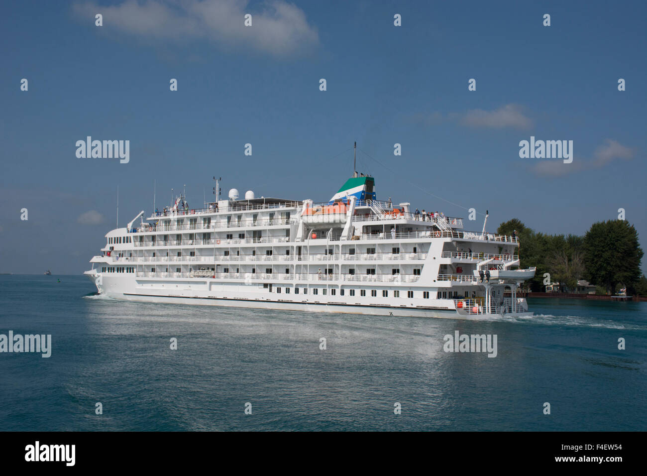 Michigan, St. Clair River. Scenic canale di spedizione. Confine internazionale tra gli Stati Uniti e il Canada. Perla di mare nave da crociere, perla nebbia. Foto Stock