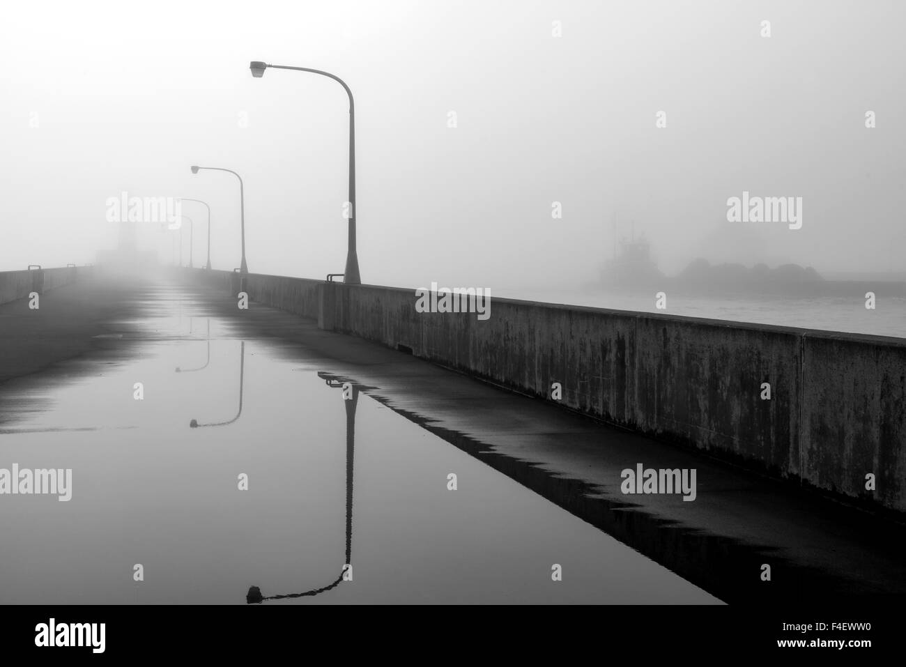 Minnesota Duluth, Canal Park, nave Canal nella nebbia (formato di grandi dimensioni disponibili) Foto Stock