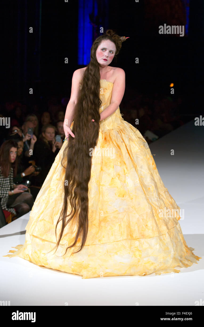 All Saints Church, The Drive, City of Brighton & Hove, East Sussex, Regno Unito. Concorso Showreel Design di Elpida Hadiz-Vasileva realizzato con pelli di pollo, in mostra alla Brighton Fashion Week 2015 al Sustain Catwalk Show, 16th ottobre 2015 Foto Stock