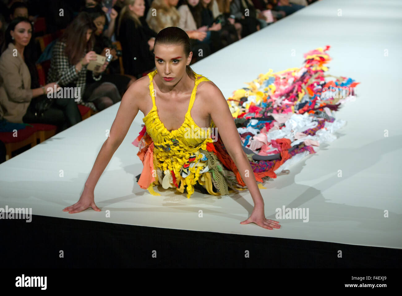 All Saints Church, The Drive, City of Brighton & Hove, East Sussex, Regno Unito. Concorso Showreel Design di Genieve Couture, Rags to Riches, in mostra alla Brighton Fashion Week 2015 al Showreel Catwalk Show, 16th ottobre 2015 Foto Stock