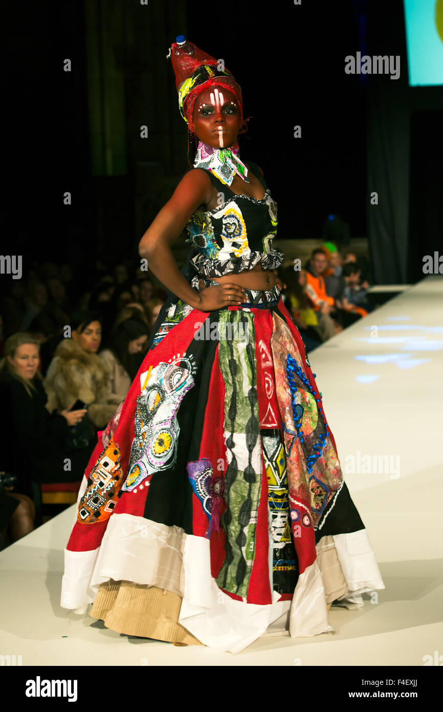 All Saints Church, The Drive, City of Brighton & Hove, East Sussex, Regno Unito. Concorso Showreel Design di Afton Ayache, Les Couleurs D'Afrique Recycler, in mostra alla Brighton Fashion Week 2015 allo Showreel Catwalk Show, 16th ottobre 2015 Foto Stock