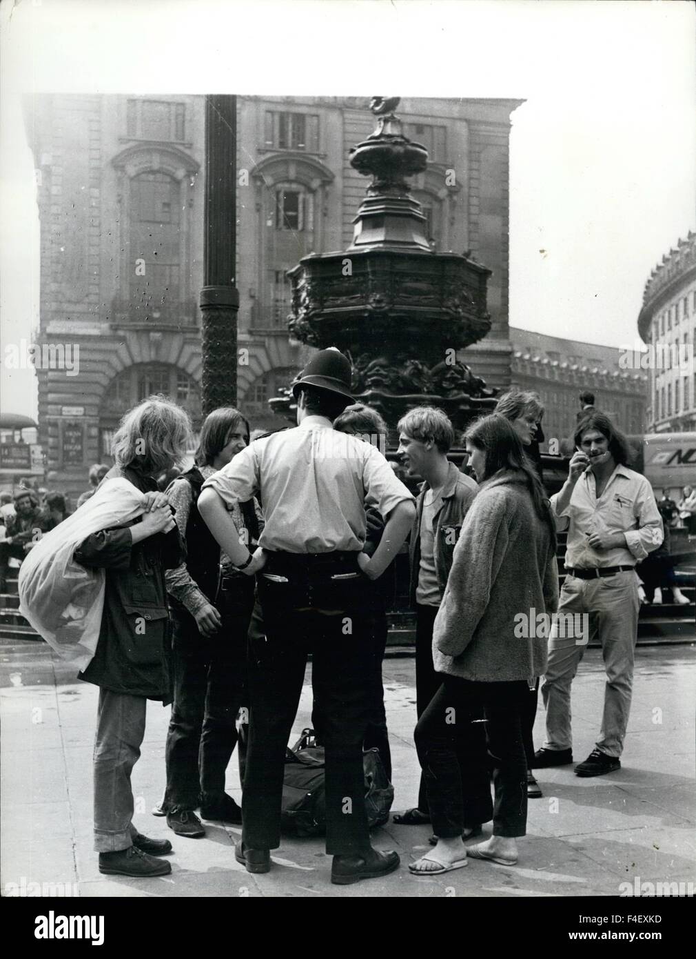 1962 - un poliziotto ferma per una sessione di chat con diverse delle cadute si riunivano intorno a Piccadilly Circus. © Keystone Pictures USA/ZUMAPRESS.com/Alamy Live News Foto Stock
