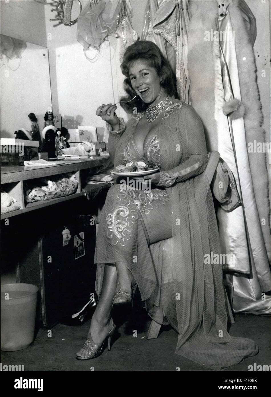 1974 - Guarda che figura! Oh! Che ironia! Per che cosa appena 24 anni redhead striptease dancer da Boston, U.S.A., Virginia Ding Dong Bell la ragazza con la più grande busto in tutto il mondo, 48 per andare con il restante 23-38 figura, sta facendo. Virginia ha appena volato a Manchester a comparire per nove settimane, il suo primo e unico aspetto all'estero, per lei ritorna a casa per altri impegni. Qui, 3 volte al giorno per 6 giorni la settimana, 150 uomini si guarda il suo; 150, perché ci isn camera per di più. Mentre Miss Bell raccoglie un ordine del &pound;1.000. © Keystone Pictures USA/ZUMAPRESS.com/Alamy Live News Foto Stock