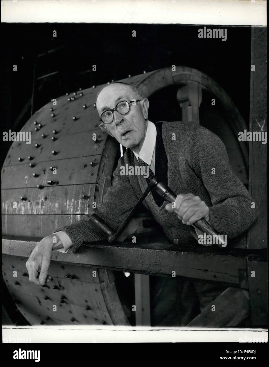 1964 - Minster alzavetro del clock è di ottanta anni di età: ogni giorno Harry Clulow rende il suo modo fino la stretta scalinata a spirale per la camera di orologio di Southwell Minster. Lì, con una manovella a mano egli avvolge il pesante meccanismo dell'orologio. Dopo che egli è stato fatto, egli si appoggia sulla rampa prima che il tamburo di avvolgimento, tenendo la manovella in mano e i sogni dei giorni della sua giovinezza, quando ha fatto il viaggio su per le scale fino a un minuto di morti. © Keystone Pictures USA/ZUMAPRESS.com/Alamy Live News Foto Stock