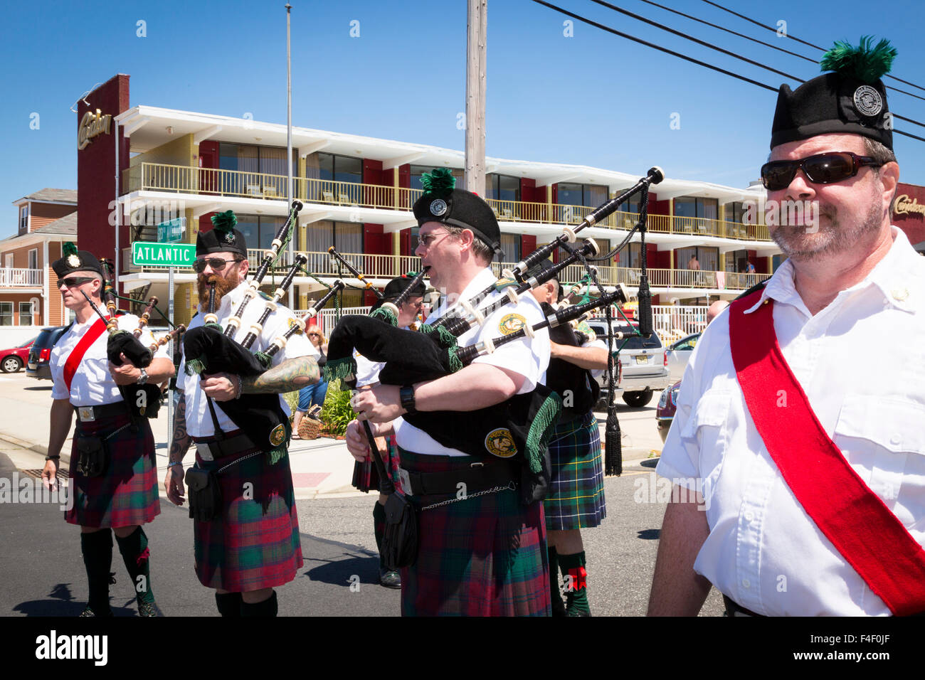 Gruppo di cornamuse musicisti ad ELKS Parade, Wildwood, New Jersey, STATI UNITI D'AMERICA Foto Stock