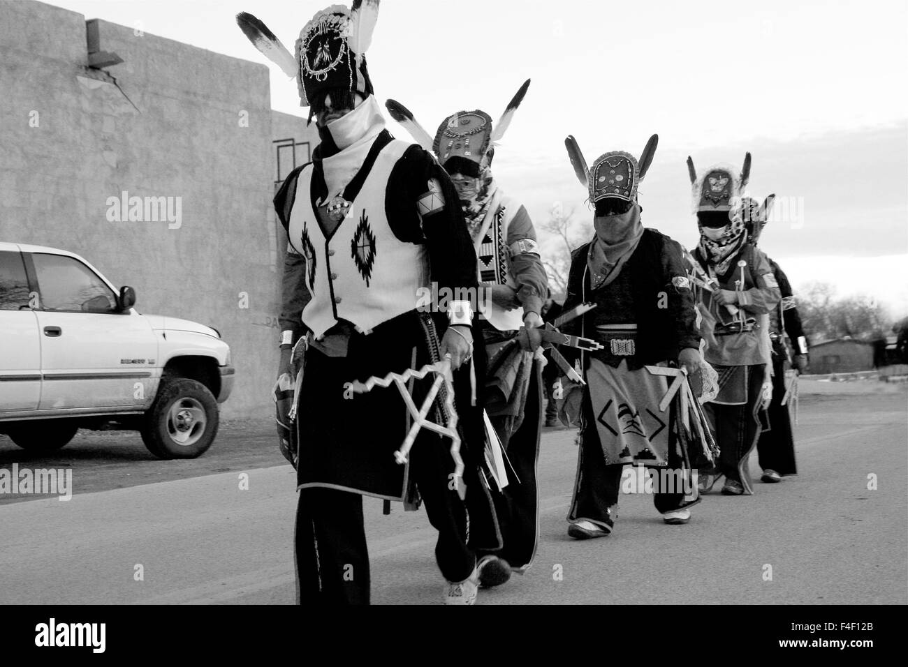 Ohkay Owingeh Pueblo, Nuovo Messico. Matachine ballerini, la vigilia di Natale cerimonia. Foto Stock