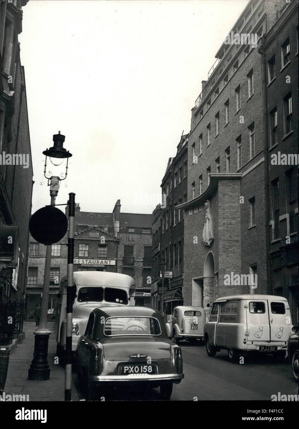 1964 - dove la comunità francese a Londra Venite ad adorare la ricostruita chiesa francese, l'Eglise de Notre Dame de France, nel quadrato di Leicester, ha una fa&ccedil;ade che si fonde perfettamente con gli edifici adiacenti. Solo l'invertito ingresso circolare funzione, con le sue figure in pietra, rivelano lo scopo dell'edificio. © Keystone Pictures USA/ZUMAPRESS.com/Alamy Live News Foto Stock