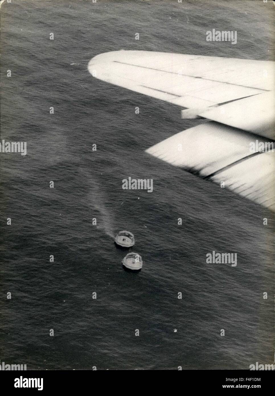 1972 - Esercizio per salvare Shiper Plane-Wrecked i piloti e i passeggeri.: Marina Francese e Forze Aeree ha preso parte a un esercizio in cui un team di volontariato naufraghi in piccole derive è stato dato un nuovo speciale extra-piccola radio UHF che facile da usare per chiunque set off segnali captati dai piani. Con questo nuovo sistema di operazioni di salvataggio sarà più veloce e possibile di giorno o di notte da eventuali condizioni meteorologiche. La foto mostra un piano ha posto due della ''scatafascio" derive. © Keystone Pictures USA/ZUMAPRESS.com/Alamy Live News Foto Stock