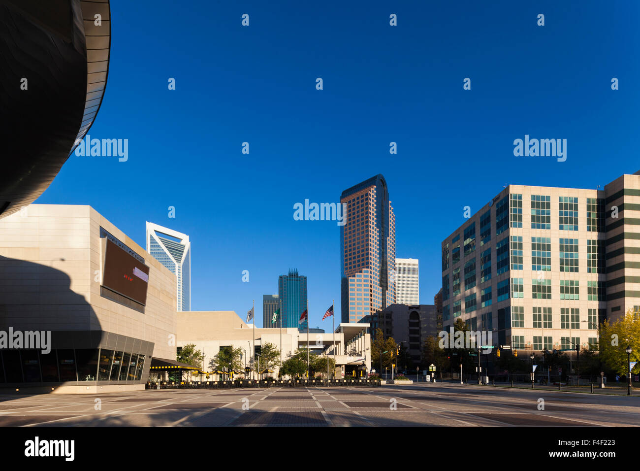 North Carolina, Charlotte, Nascar Hall of Fame e dello skyline della città, mattina Foto Stock