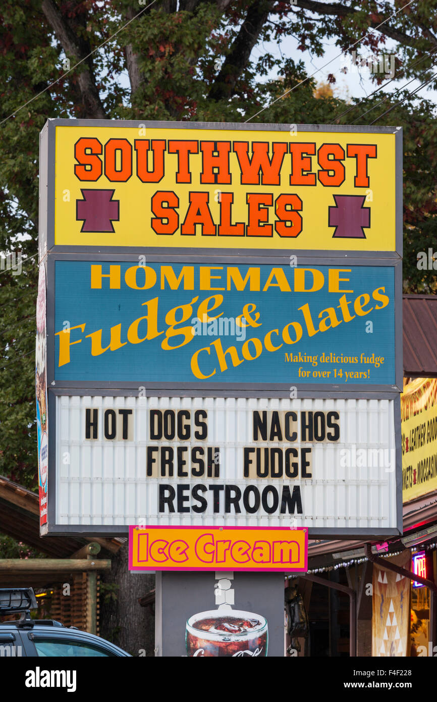 North Carolina, cherokee, indiani Cherokee Prenotazione, tourist shop segno Foto Stock