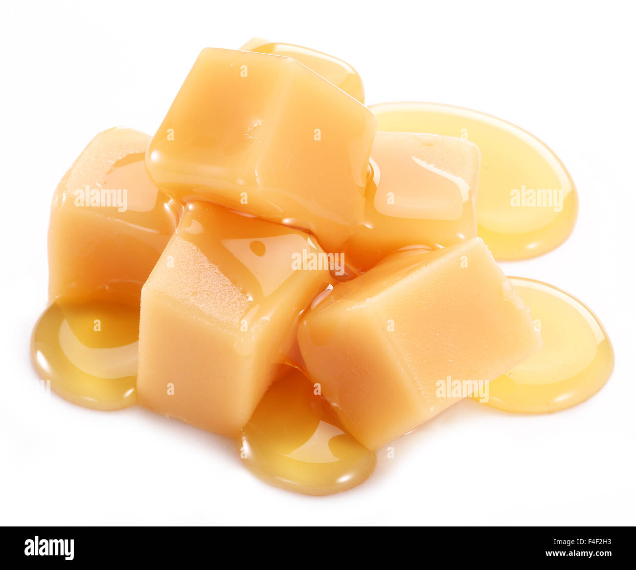 Dolce caramello caramelle sullo sfondo bianco. Foto Stock