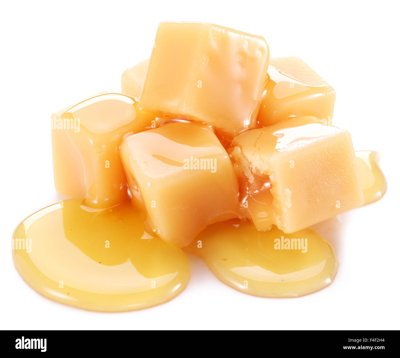 Dolce caramello caramelle sullo sfondo bianco. Foto Stock