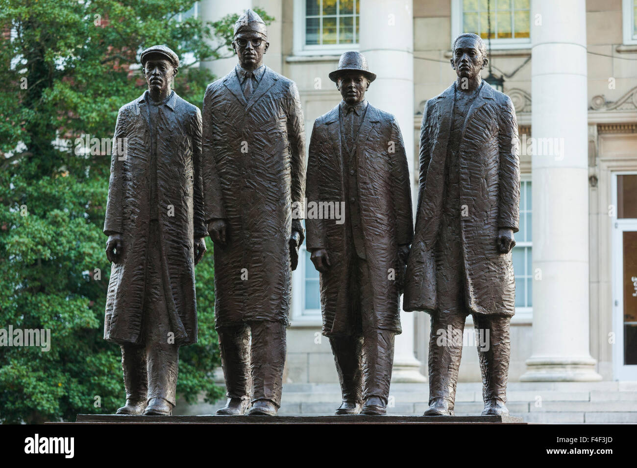 North Carolina, Greensboro, statua di Greensboro quattro, gli studenti che hanno organizzato un sit-in presso un Woolworth's pranzo contatore nel 1960 che portano alla desegregazione durante i diritti civili degli Stati Uniti lotta degli inizi degli anni sessanta Foto Stock