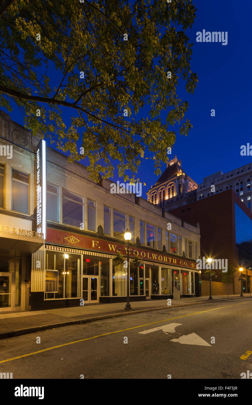 North Carolina, Greensboro, International Civil Rights Centre e Museo, impostato in originale Woolworth's dove uno studente sit-in 1960 portano alla desegregazione durante i diritti civili degli Stati Uniti lotta dei primi anni sessanta, museo esterno, alba Foto Stock