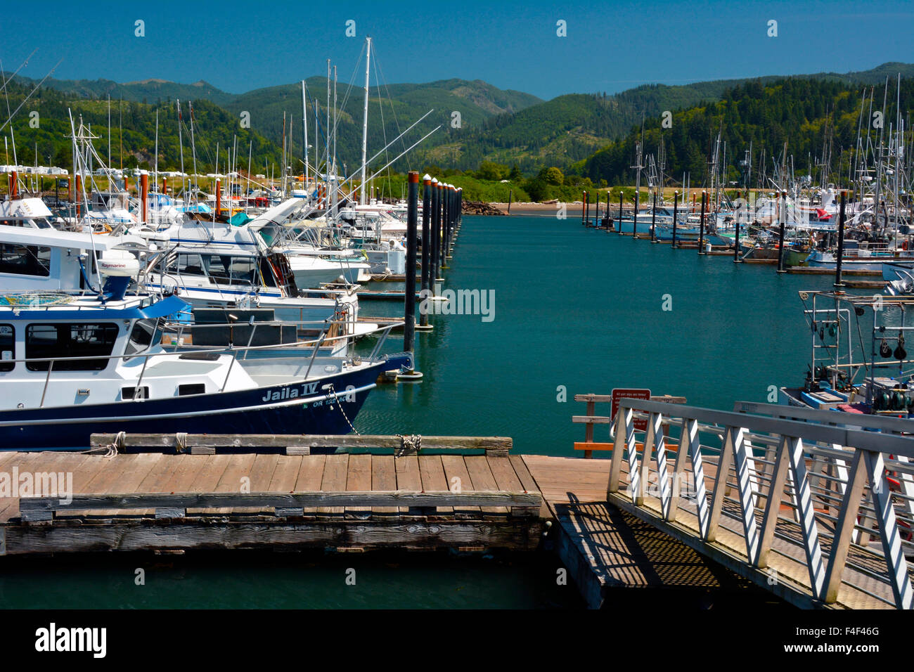 Gangplank e Dock, Garibaldi, porto di pescatori, Oregon, Stati Uniti d'America Foto Stock