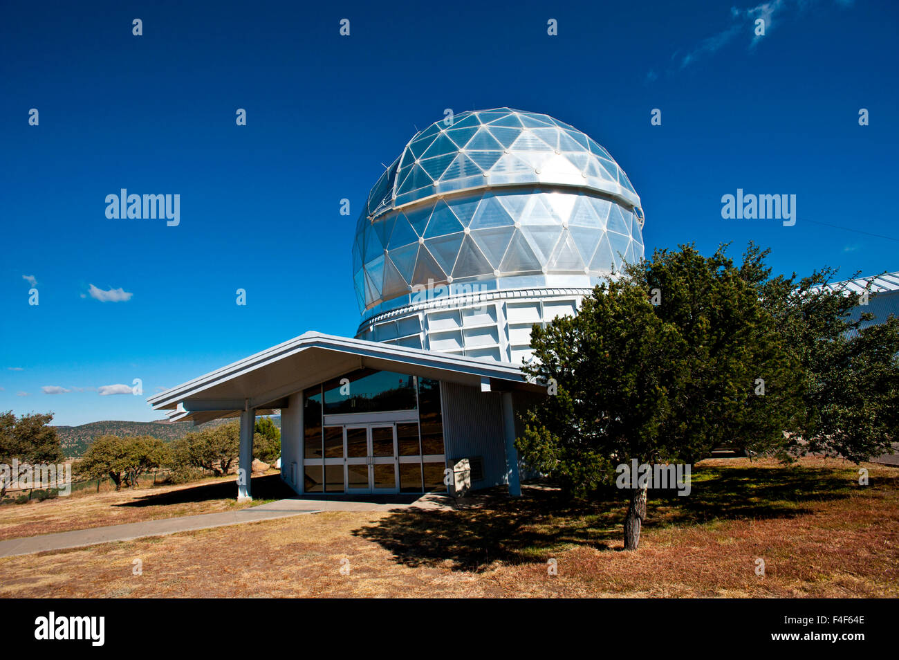 Stati Uniti d'America e a Fort Davis, Texas, McDonald Observatory, Mount Fowlkes, Hobby-Eberly telescopio, il quinto più grande nel mondo vista esterna dell'Osservatorio. Foto Stock