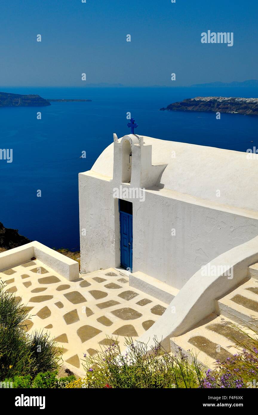 Un piccolo imbiancato chiesa ortodossa greca sull'isola di Santorini Grecia Foto Stock