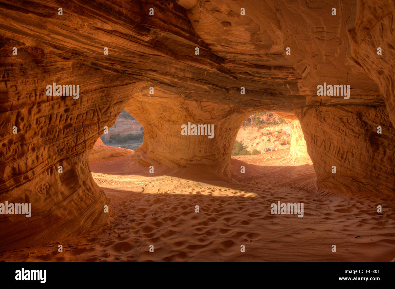 Moqui Cavern, arenaria grotta di erosione, vicino a Kanab, Utah Foto Stock