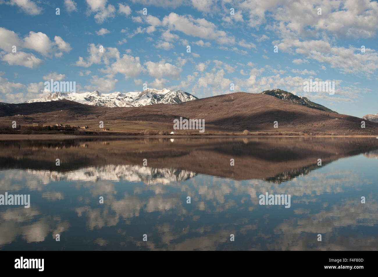 Picchi e nuvole riflettono ancora acqua del serbatoio Pineview Foto Stock