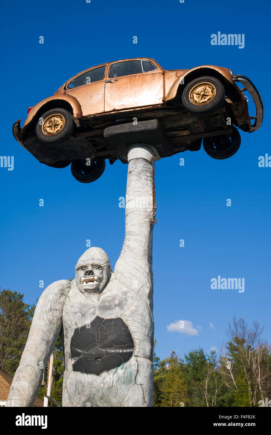 Vermont, Leicester, grande gorilla e Vw Bug scultura Foto Stock