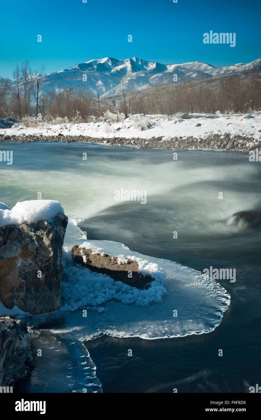 Roccia e ghiaccio lungo la riva del Medio Provo River, fluisce dal serbatoio Jordanelle di Deer Creek serbatoio vicino a metà strada e Heber, Utah Foto Stock