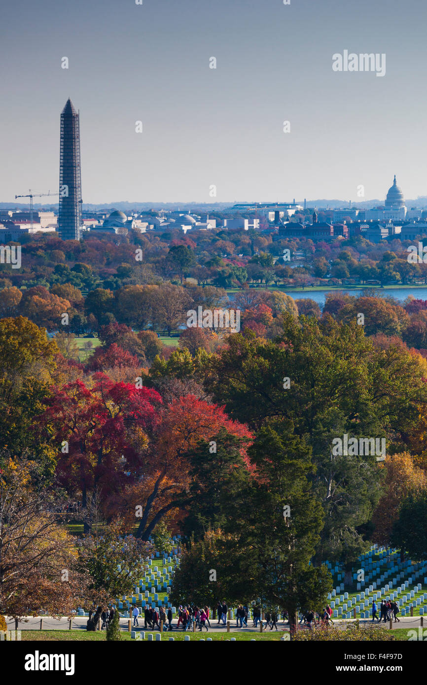 Stati Uniti d'America, Virginia, Arlington, il Cimitero Nazionale di Arlington, vista in elevazione verso il Washington Monument, il Campidoglio US e Washington DC Foto Stock
